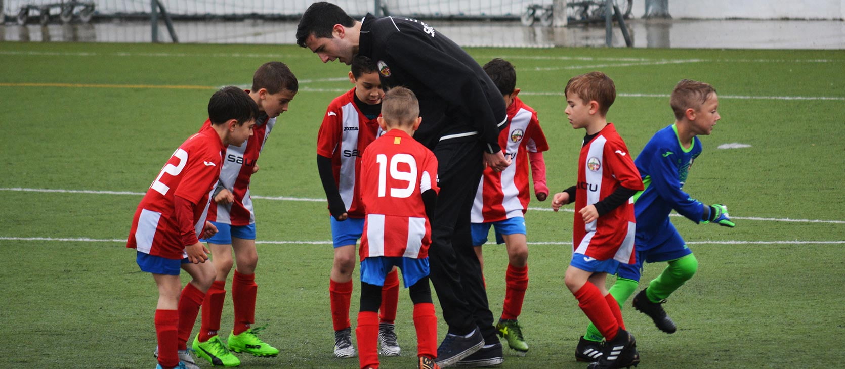 Jugendtrainer macht eine Trainingseinheit mit Kindern