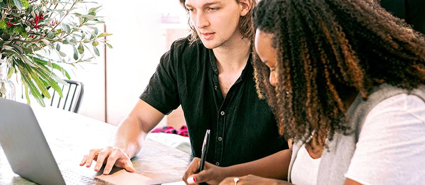 Junges Paar erstellt einen Online-Kurs