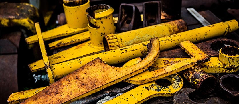 Alte Metalle liegen zum Verkauf bereit