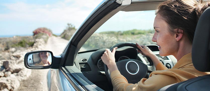 Junge Fahrerin holt Mitfahrgelegenheit ab