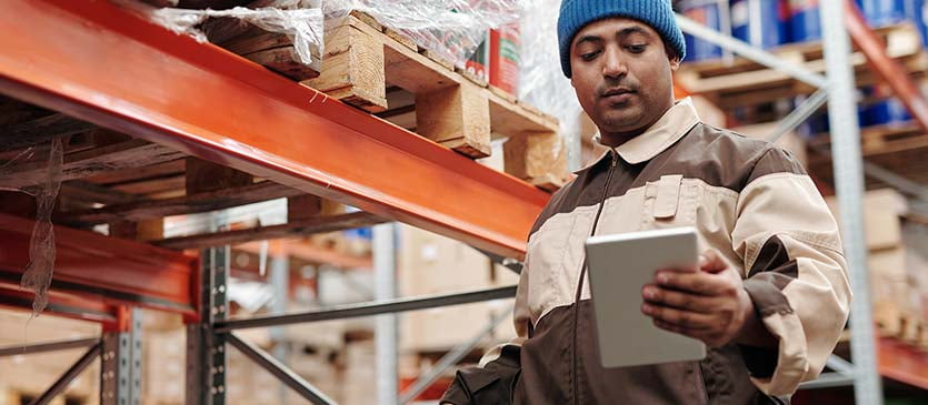 Mann arbeitet als Inventurhilfe