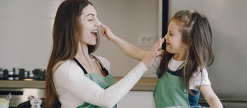 Au Pair Mädchen spielt mit Kind