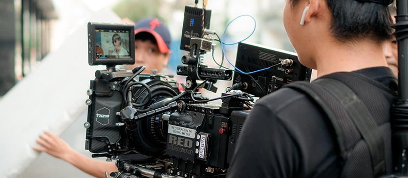 Kamera filmt ein Film mit Statist im Hintergrund