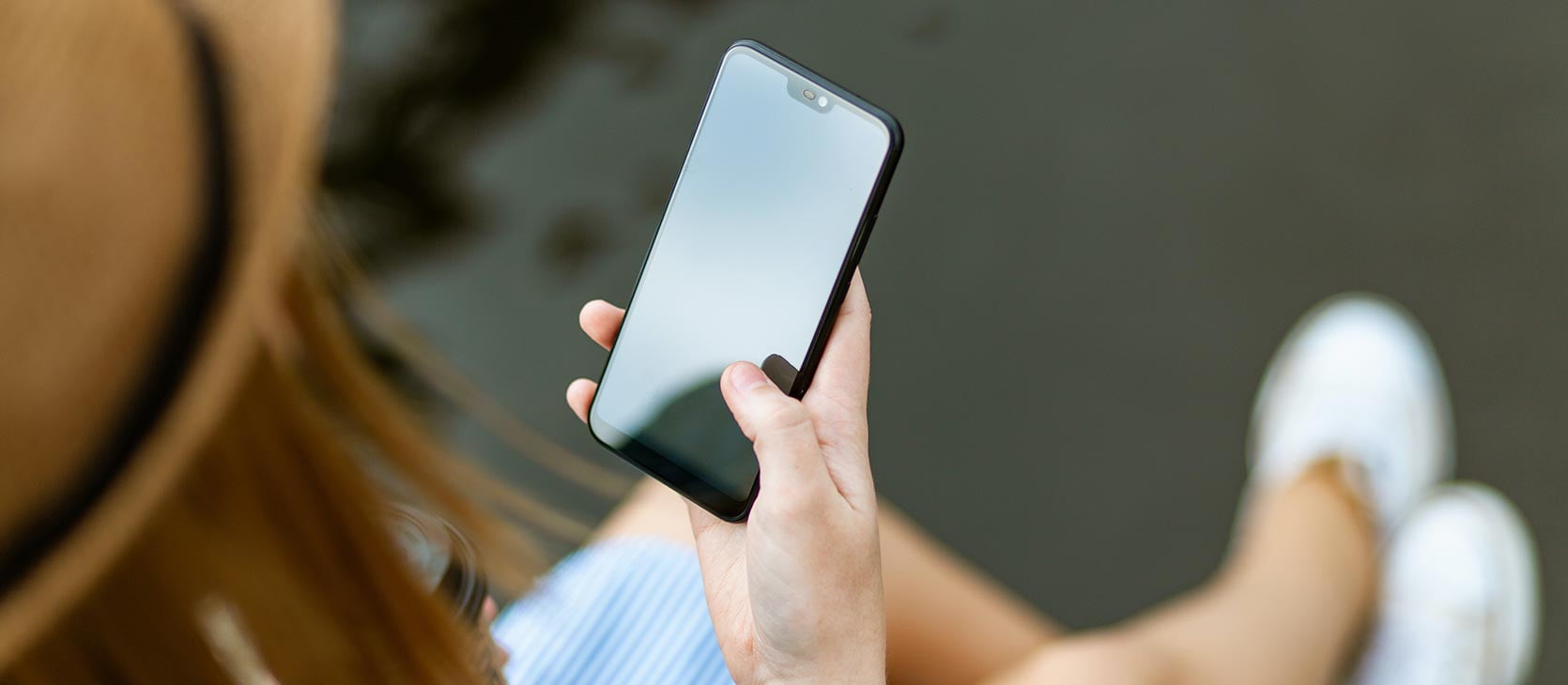 Junge Frau nutzt Job-App