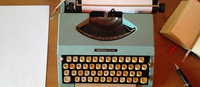 Schreibmaschine steht zum Texteschreiben bereit